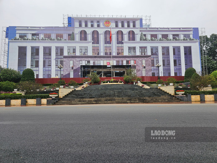 Theo ghi nhận của PV Báo Lao Động ngày 15.3, công trường nâng cấp trụ sở UBND-HĐND tỉnh Yên Bái có rất nhiều công nhân đang làm việc. 