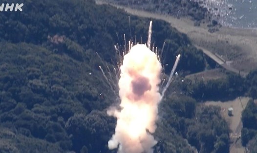 Tên lửa của Nhật Bản phát nổ chỉ 5 giây sau khi được phóng. Ảnh: AFP