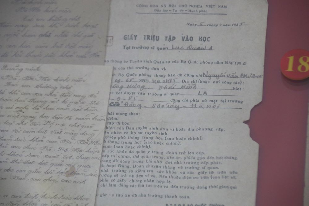 Tờ giấy nhập học của liệt sĩ Nguyễn Văn Phương sau hơn 30 năm. Ảnh: Phương Linh