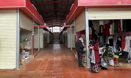 Chợ mới xây ở địa bàn thị trấn Pơng Drang trong tình trạng vắng lặng, ế ẩm vì chợ tạm bên ngoài vẫn ngang nhiên hoạt động, chưa được xử lý dứt điểm. Ảnh: Bảo Trung
