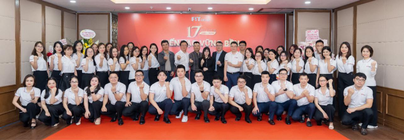 BLĐ và CBNV Văn phòng Hà Nội tại sự kiện kỷ niệm 17 năm thành lập. Ảnh: Huyền Lê