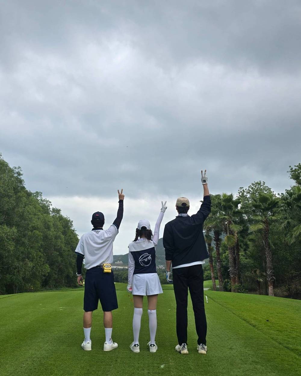 Bộ ba diễn viên thích thú tạo dáng chụp ảnh trên sân golf. Ảnh: Instagram Lee Ji Kyung