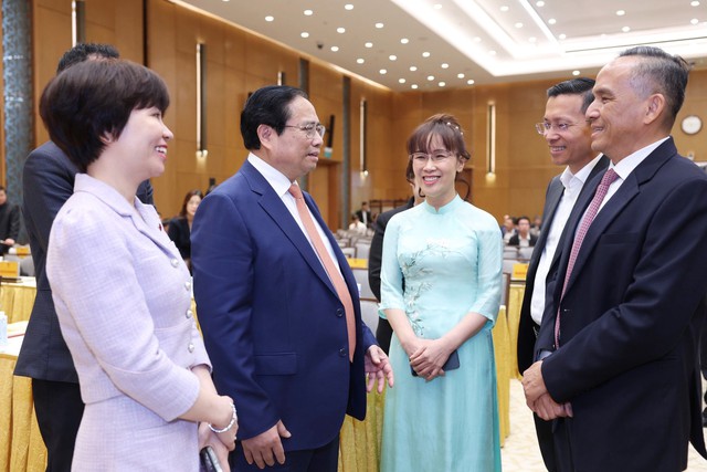 Thủ tướng Chính phủ trao đổi cùng các đại biểu. Ảnh: Nhật Bắc 