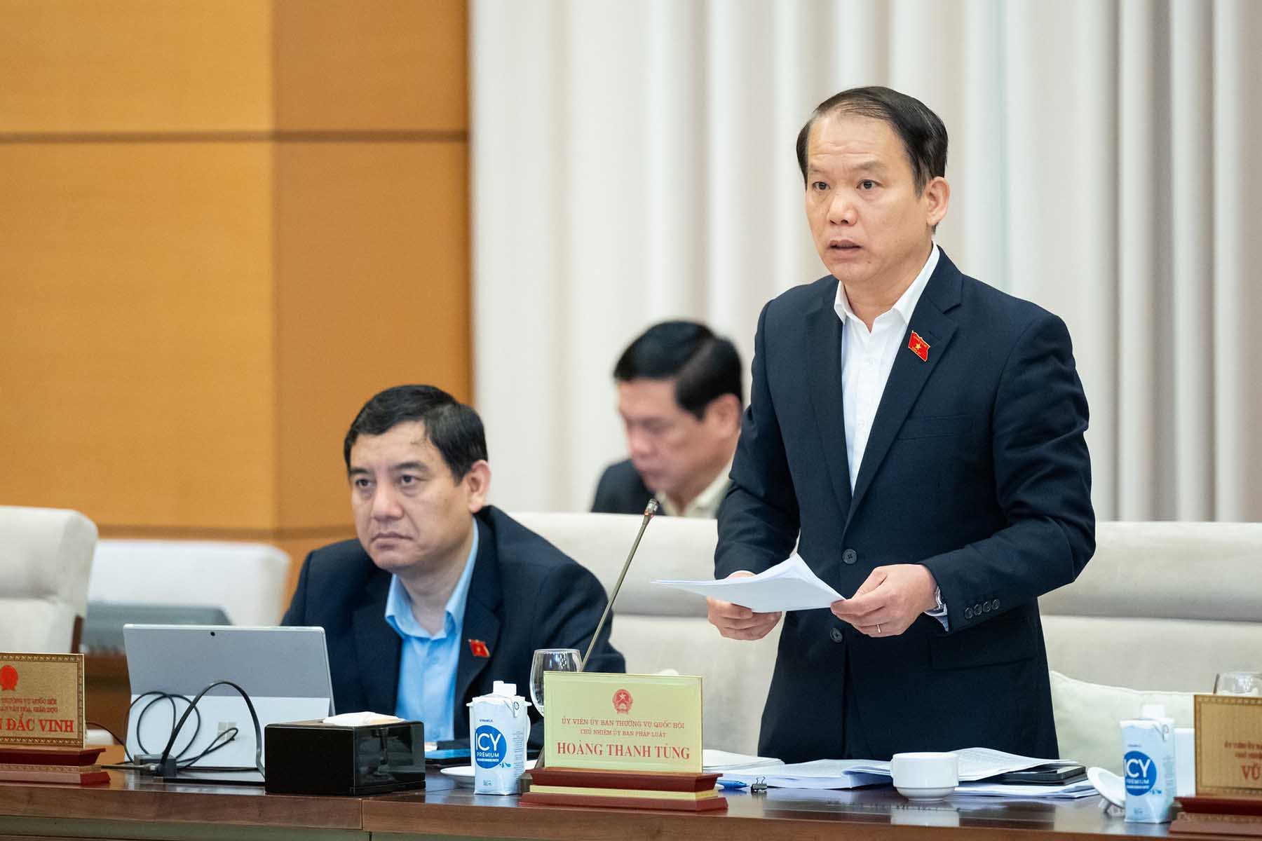 Chủ nhiệm Ủy ban Pháp luật của Quốc hội Hoàng Thanh Tùng báo cáo tại phiên họp. Ảnh: Phạm Thắng