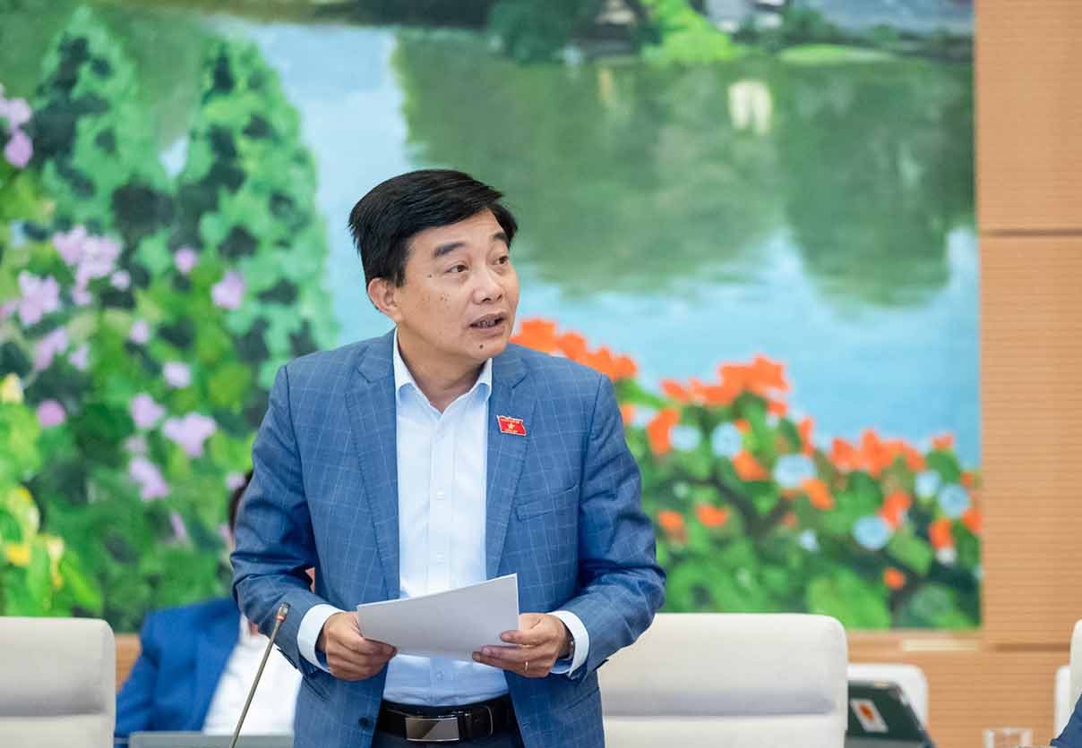 Phó Chủ nhiệm Ủy ban Kinh tế của Quốc hội Nguyễn Minh Sơn báo cáo về dự thảo Luật sửa đổi, bổ sung một số điều của Luật Đấu giá tài sản. Ảnh: Phạm Thắng/QH