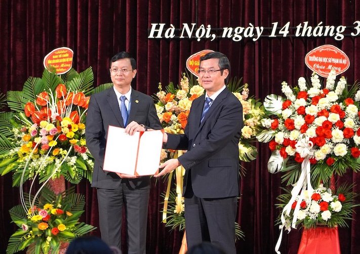 Thứ trưởng Bộ GDĐT Nguyễn Văn Phúc trao quyết định