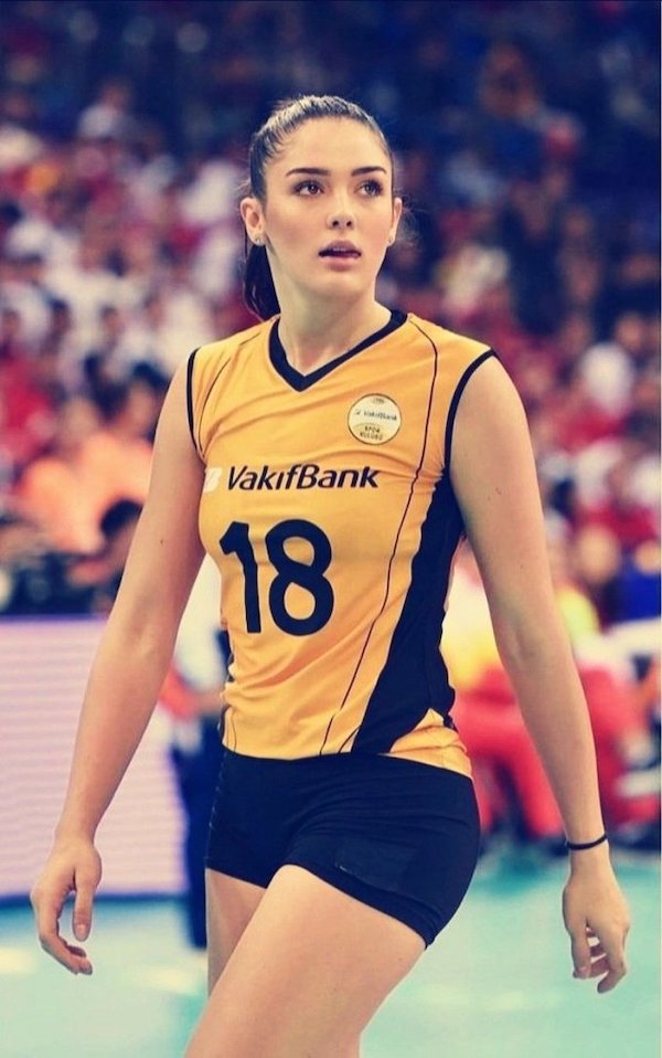 Nữ vận động viên Thổ Nhĩ Kỳ sở hữu nhan sắc xinh đẹp, được mệnh danh là nữ thần bóng chuyền thế giới. Ảnh: Volleyball World