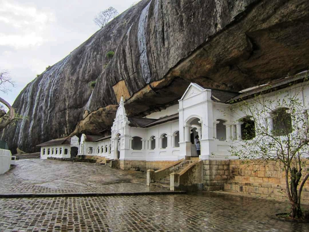 Hang động Dambulla nằm tại thị trấn cùng tên Dambulla ở Sri Lanka, là hang động lớn nhất trên thế giới, có niên đại từ thế kỷ thứ nhất trước Công nguyên. Hệ thống hang động vĩ đại này bao gồm 80 hang động lớn nhỏ khác nhau được phân bố trên một diện tích rộng tới khoảng 2.000 m vuông. Để không bị lạc lối trong “mê cung” này, du khách phải đi theo một lối vào và một lối ra duy nhất được chỉ định. 