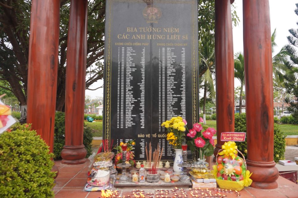Người thân của các liệt sĩ tại TP Đà Nẵng đến thắp hương ở bia đá khắc tên 64 liệt sĩ Gạc Ma. Ảnh: Văn Trực