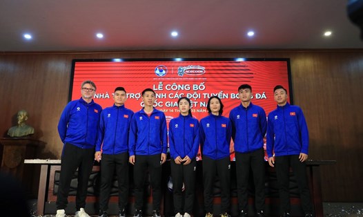 Huấn luyện viên Troussier (ngoài cùng bên trái) với các tuyển thủ bóng đá nam/nữ Việt Nam. Ảnh: Phương Lan