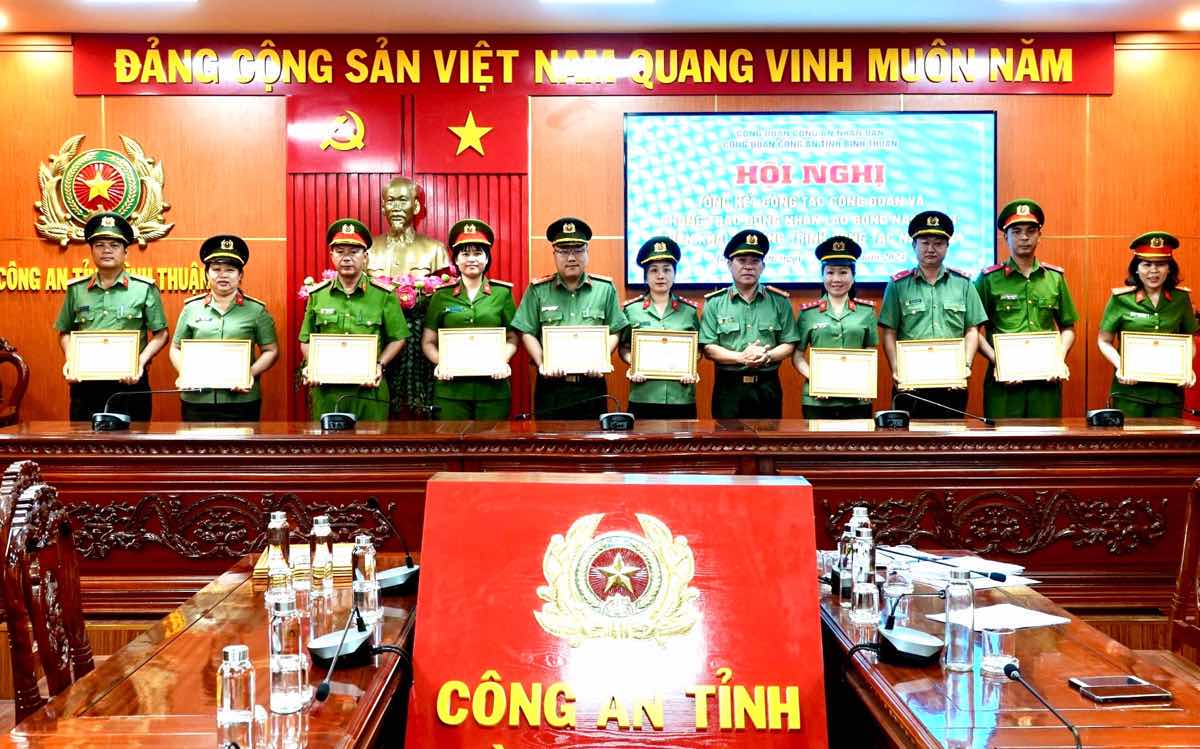 Các tập thể, cá nhân được nhận Giấy khen của Giám đốc Công an tỉnh Bình Thuận về “Thành tích trong công tác Công đoàn và phong trào công nhân lao động năm 2023”. Ảnh: Hoàng Long