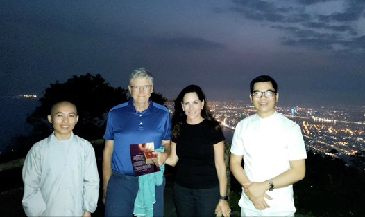 Tỉ phú Bill Gates và bạn gái Paula Hurd trong buổi thưởng trà trên đỉnh núi Bàn Cờ, Đà Nẵng, tối 6.3 cùng nghệ nhân Hoàng Anh Sướng (phải) và sư cô. Ảnh: Hoàng Anh Sướng
