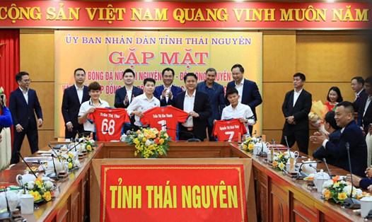 Kim Thanh, Bích Thùy và Trần Thị Thu chính thức khoác áo câu lạc bộ nữ Thái Nguyên T&T. Ảnh: Minh Dân