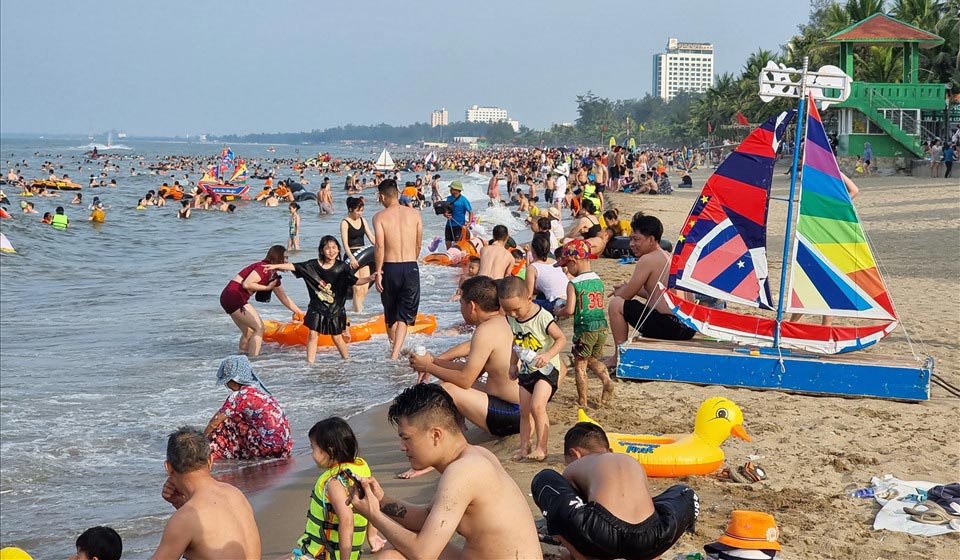 Cửa Lò phấn đấu đón và phục vụ 4,15 triệu lượt khách du lịch trong năm 2024. Ảnh: Hải Đăng
