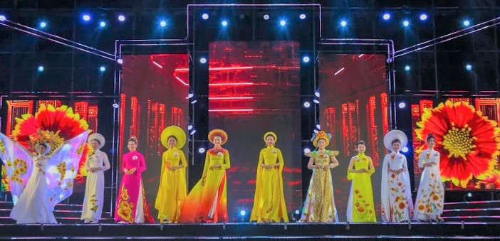 Các thí sinh trình diễn áo dài trong Lễ hội Hoa Cúc Biển Cửa Lò năm 2023. Ảnh: Hải Đăng