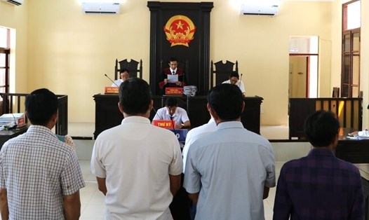 Các bị cáo là cựu lãnh đạo, công chức xã Vĩnh Bình, huyện Hòa Bình, tỉnh Bạc Liêu ra tòa về tội tham ô tài sản. Ảnh: Nhật Hồ