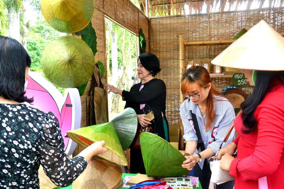Trưng bày phục vụ nón từ lá sen tại Lễ hội Sen Đồng Tháp lần thứ I. Ảnh: Thanh Mai