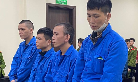 Nhóm bị cáo trong vụ án mua bán bộ phận cơ thể người tại phiên tòa ngày 14.3. Ảnh: Việt Dũng