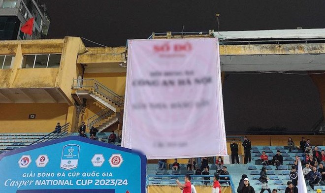 Tấm băng rôn không đúng quy định xuất hiện trên sân Hàng Đẫy tối 13.3. Ảnh: Hoàng Anh