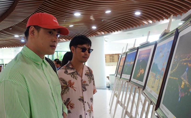 Du khách Thái Lan mong muốn được mua các tác phẩm ảnh tại triển lãm. Ảnh: Trần Thi