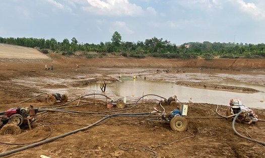 Một số hồ đập ở huyện Đắk Mil đã trơ đáy trong mùa khô. Ảnh: Phan Tuấn 