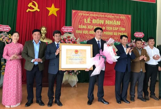 Ông Lê Trọng Yên, TUV, Phó chủ tịch UBND tỉnh Đắk Nông trao bằng xếp hạng di tích cấp tỉnh Di tích lịch sử khu vực Đồn biên phòng Bu Prăng. Ảnh: Hồng Thắm