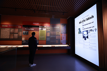 Khách tham quan tại Bảo tàng Báo chí Việt Nam. Ảnh: Hải Nguyễn