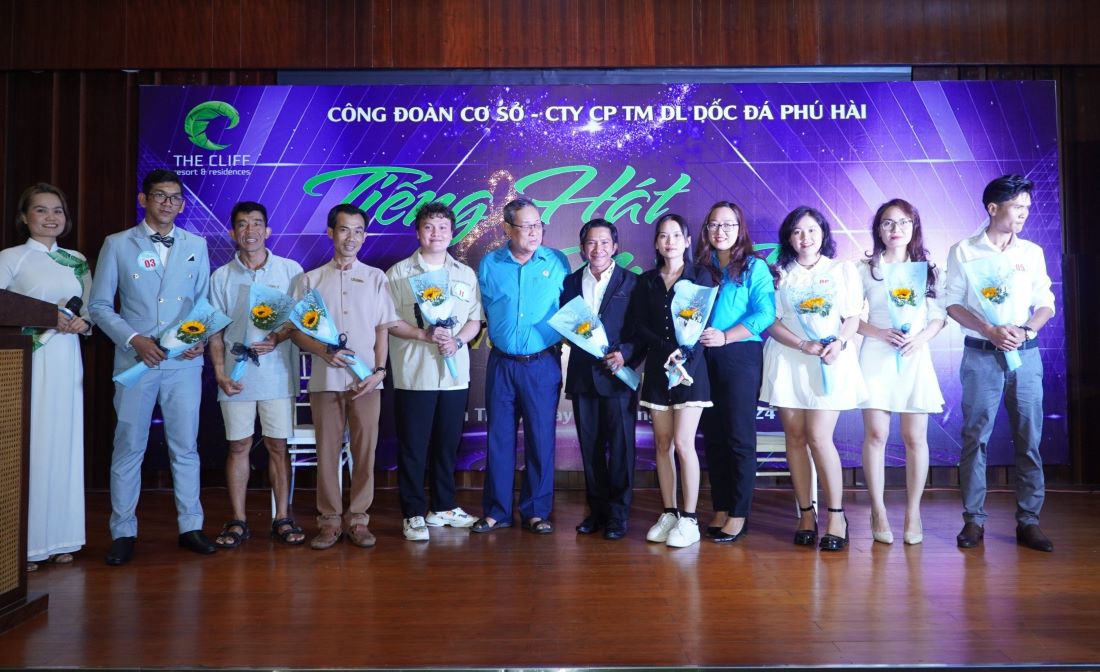 Ông Võ Huy Luận - Chủ tịch LĐLĐ TP Phan Thiết cùng lãnh đạo công ty tặng hoa cho các thí sinh tham gia vòng chung kết xếp hạng. Ảnh: Phạm Duy