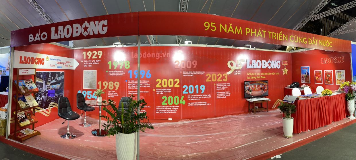 Gian trưng bày Báo Lao Động thiết kế nổi bật các mốc thời gian quan trọng trong suốt hành trình 95 năm Báo Lao Động phát triển cùng đất nước.
