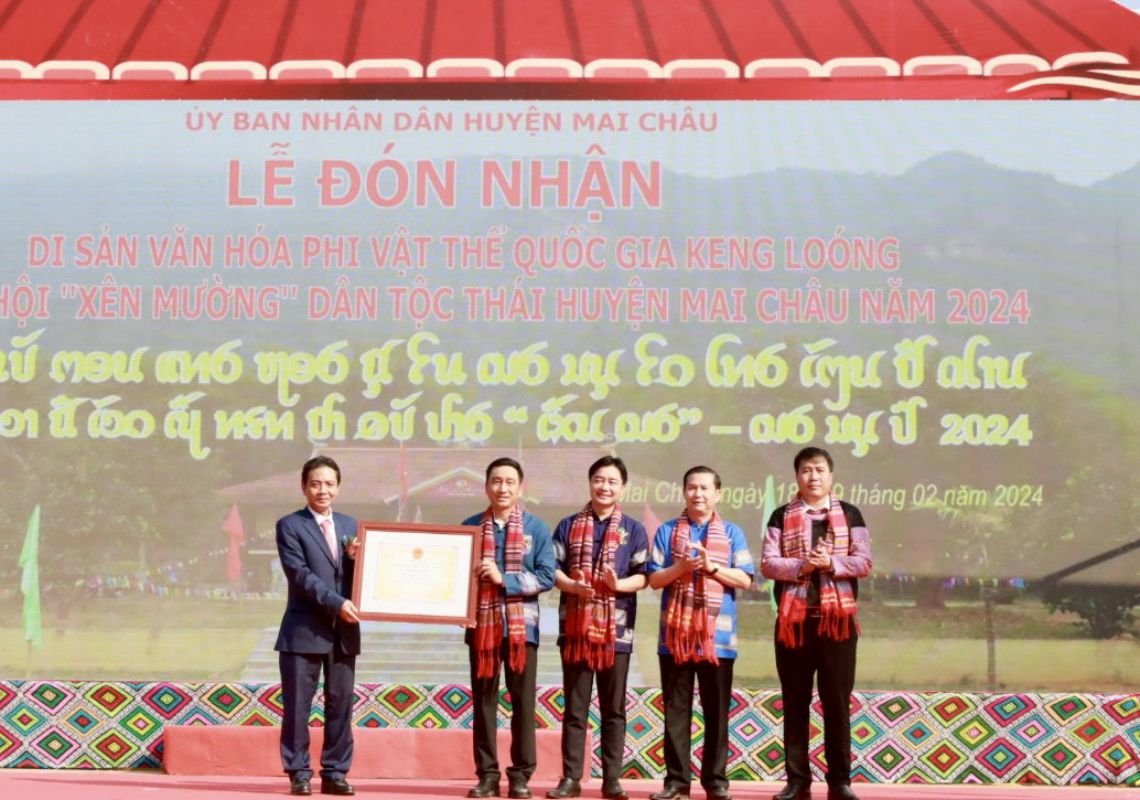 Thứ trưởng Bộ VHTTDL - Hoàng Đạo Cương trao Quyết định về việc đưa Tập quán xã hội và tín ngưỡng Keeng Loóng của người Thái huyện Mai Châu vào danh mục Di sản văn hóa phi vật thể quốc gia. Ảnh: Bùi Minh