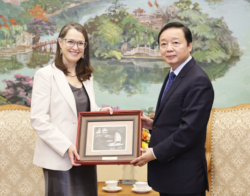  Phó Thủ tướng Chính phủ Trần Hồng Hà tiếp Đại sứ về Biến đổi khí hậu Canada Catherine Stewart. Ảnh: TTXVN