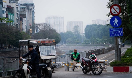 Muôn kiểu bức tử làn đường dành cho xe đạp đầu tiên tại Hà Nội