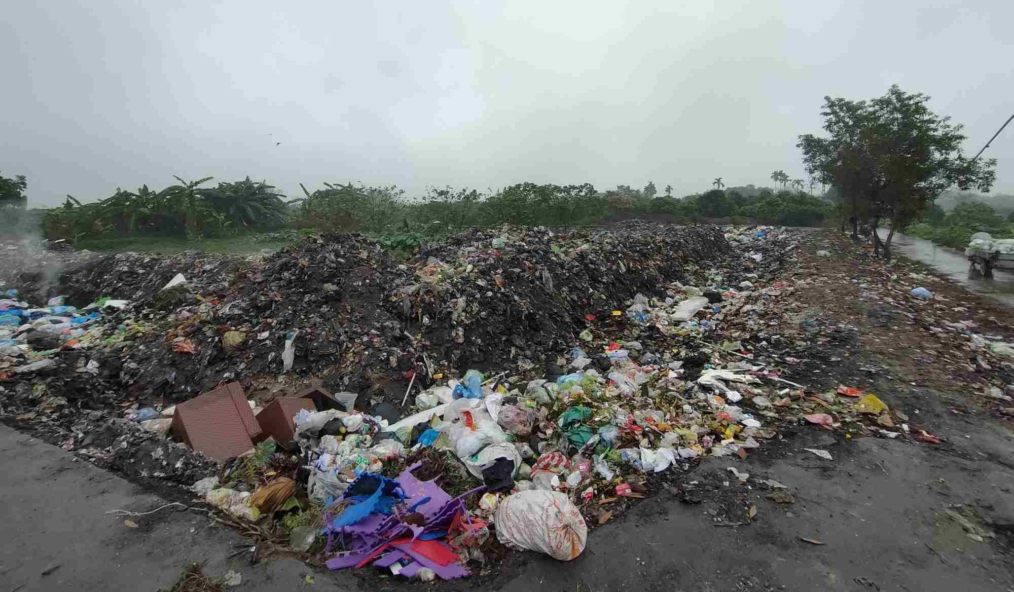 Bãi rác rộng hơn 1.000 m2 ô nhiễm nghiêm trọng ở Gia Lộc, Hải Dương. Ảnh: Mai Dung
