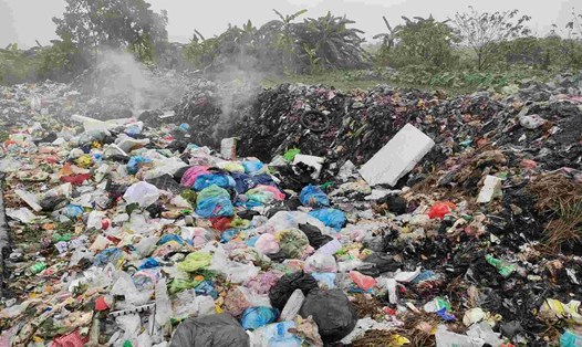 Người dân xã Gia Lương (huyện Gia Lộc, Hải Dương) bức xúc vì khói khét từ bãi rác tập trung ảnh hưởng lớn đến cuộc sống, sức khỏe. Ảnh: Mai Dung