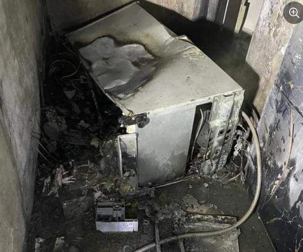 Chiếc tủ lạnh được cho là bị chập điện và bốc cháy tại khu vực tầng 3. Ảnh: Công an cung cấp