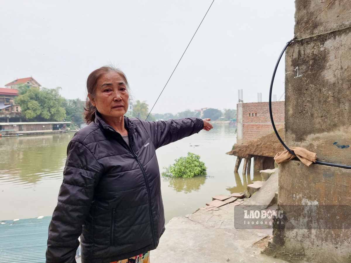 Ngôi nhà của gia đình bà Nguyễn Thị Thao cũng đã bị cuốn trôi 1 phần do bờ sông Cầu sạt lở. Ảnh: Vân Trường