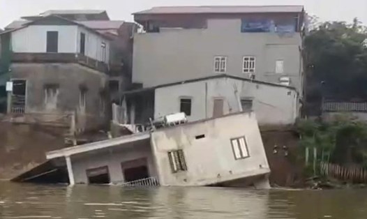 Khoảnh khắc ngôi nhà bị "nuốt chửng" khi bờ sông Cầu ở Bắc Ninh sạt lở. Ảnh: Cắt từ clip
