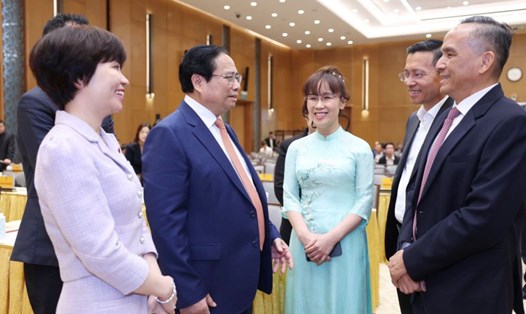 Thủ tướng Chính phủ Phạm Minh Chính trao đổi cùng các đại biểu. Ảnh: VGP