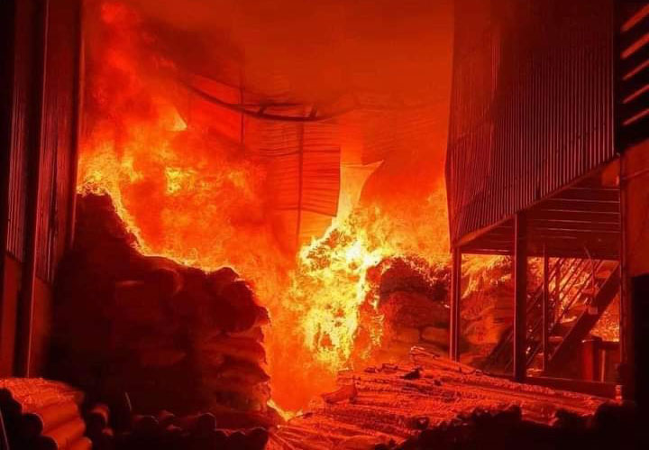 Hiện trường vụ cháy lớn tại cụm công nghiệp Yên Hồng. ẢNh: NDCC