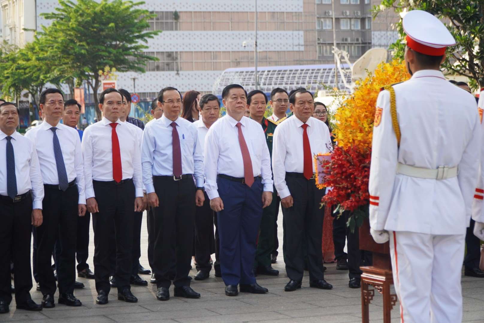 Sáng 15.3, trước giờ khai mạc Hội Báo toàn quốc 2024, đoàn đại biểu do Bí thư Thành ủy TPHCM làm trưởng đoàn đã đến dâng hương, dâng hoa tại tượng đài Chủ tịch Hồ Chí Minh.