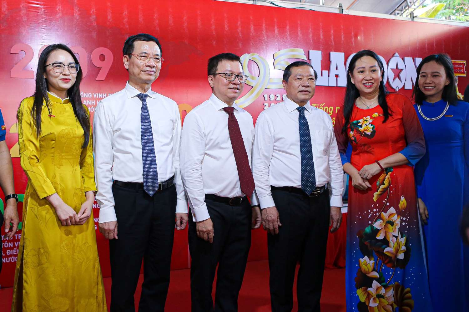 Bộ trưởng Thông tin và Truyền thông Nguyễn Mạnh Hùng (thứ 2 từ trái qua), Chủ tịch Hội nhà báo Việt Nam Lê Quốc Minh (thứ 3 từ trái qua) tham quan gian trưng bày Báo Lao Động.