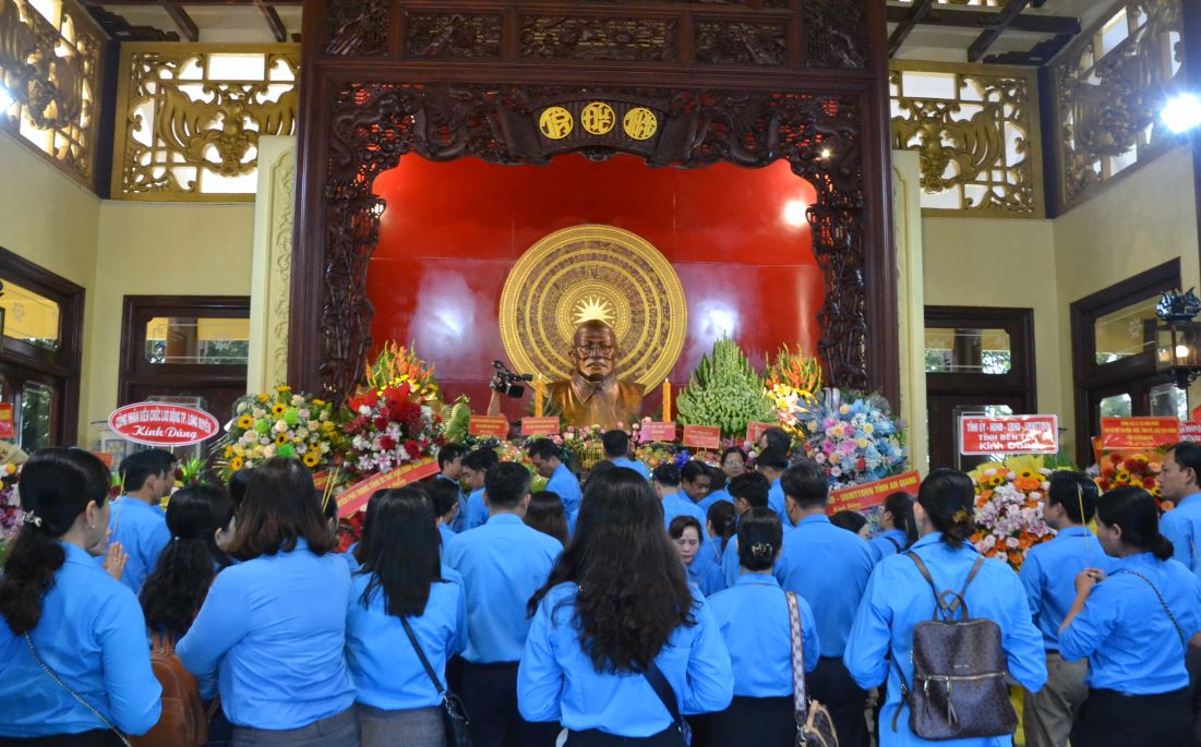 Đoàn viên, người lao động TP Long Xuyên dâng hương tại Đền thờ Chủ tịch Tôn Đức Thắng trong Tháng Công nhân năm 2023. Ảnh: Lâm Điền 