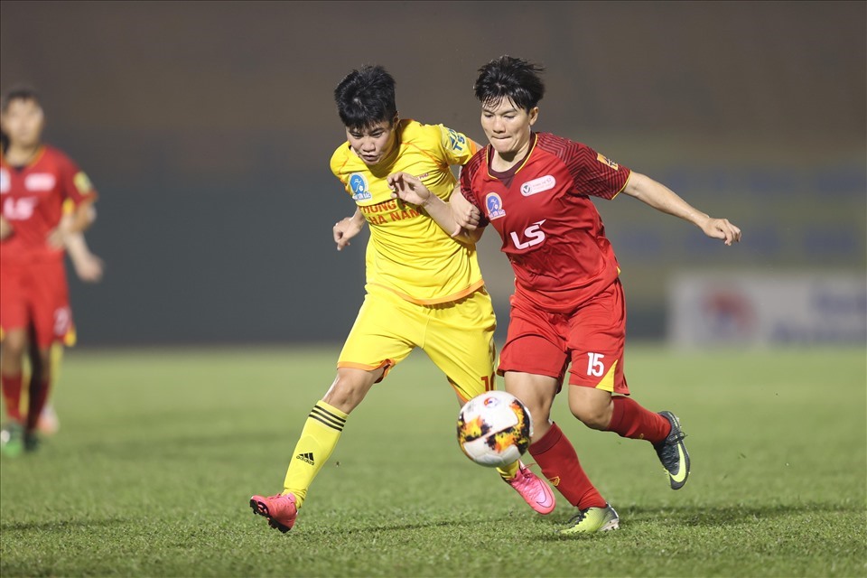 Hậu vệ Trần Thị Thu (áo đỏ) là một trong ba tân binh của câu lạc bộ Thái Nguyên T&T. Ảnh: Minh Dân