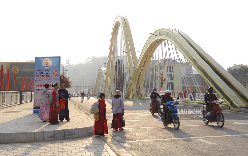 Cầu Thanh Bình bắc qua sông Nậm Rốm là một trong những công trình Chào mừng 70 năm Chiến thắng Điện Biên Phủ và là cũng điểm nhấn về cảnh quan của thành phố lịch sử. Ảnh: Văn Thành Chương