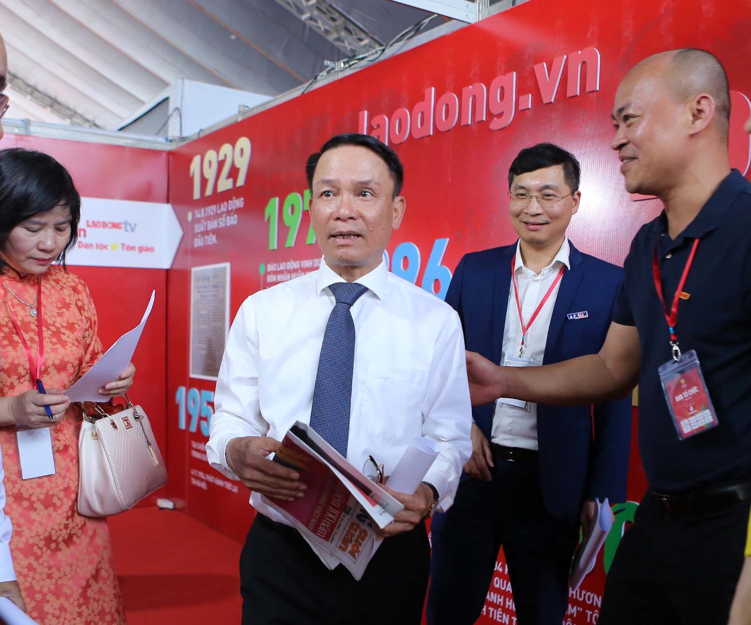 Nhà báo Nguyễn Đức Lợi - Phó Chủ tịch Thường trực Hội Nhà báo Việt Nam tham quan gian trưng bày Báo Lao Động.