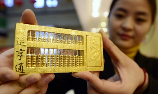 Dự báo giá vàng thế giới có thể cán mốc 2.500 USD trong năm nay. Ảnh: Xinhua
