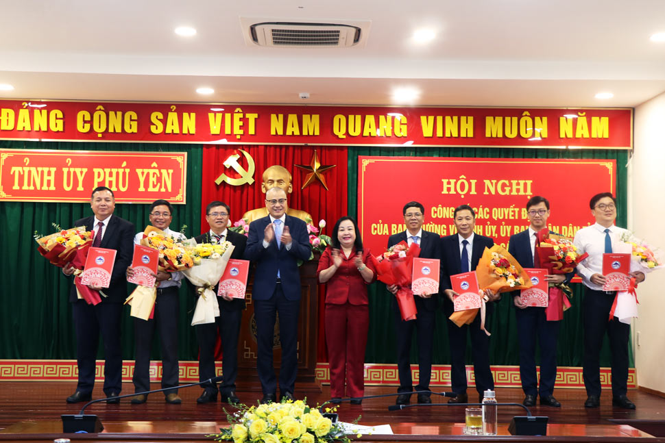 Lãnh đạo Tỉnh ủy Phú Yên trao quyết định cho các cán bộ lãnh đạo cấp sở, huyện. Ảnh: Tường Minh