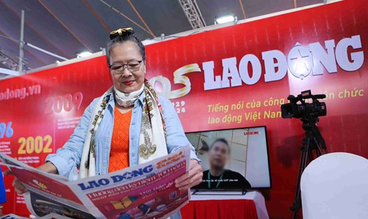 Bạn đọc đọc báo in Lao Động tại gian trưng bày Báo Lao Động ở Hội Báo toàn quốc 2024.  Ảnh: Thanh Vũ