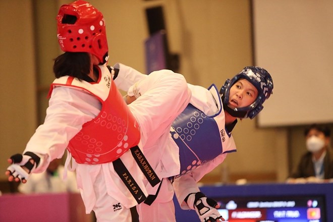 Vận động viên taekwondo Trương Thị Kim Tuyền (phải). Ảnh: WTF
