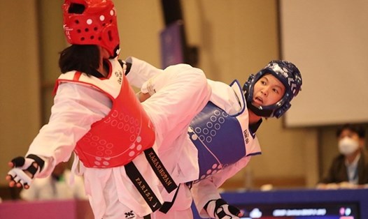 Vận động viên taekwondo Trương Thị Kim Tuyền (phải). Ảnh: WTF
